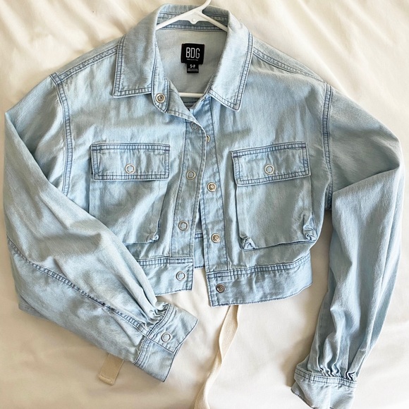 Cropped Utility Trucker Jacket lightweight denim - Picture 2 of 10